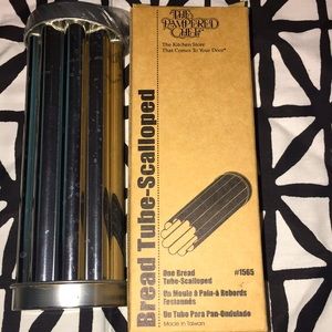 Pampered Chef Bread Tube-Scalloped